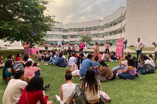Estudiantes conocieron las señales de alerta del cáncer de mama.