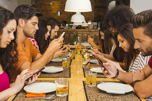 Los adolescentes y jóvenes adultos son los que habitualmente irrumpen con  la falta de modales a la hora de estar sentados en la mesa en compañía de sus familiares.