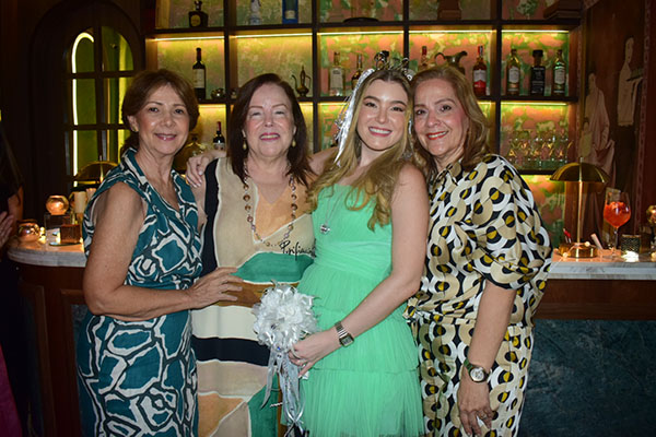 En la gráfica la novia, Ana María, junto con su mamá, Ana Beatriz Vives Lacouture y las organizadoras de la despedida, Silvia Rosa Vives de Sánchez y María Cecilia Vives de Manrique.