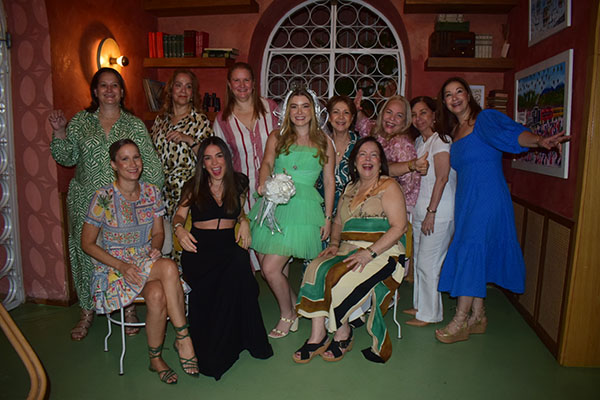 María Clara Vives, María Cecilia Vives Gutiérrez, Victoria Eugenia Vives, Ana María, Silvia Rosa Vives, Miriam Rosa Caballero, Ana Rosa González Vives, Marcela Vives Gutiérrez, Elsy María Vives, María Beatriz Vives y Ana Beatriz Vives Lacouture.