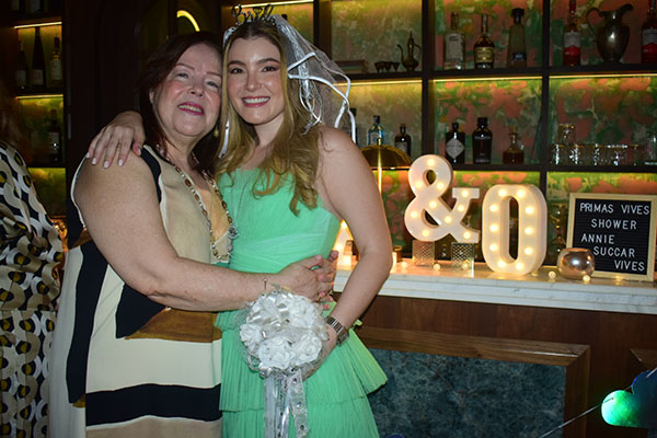 En “La Cava de Mama Jose”, en el restaurante Casa Magdalena, fue la despedida de soltera ofrecida a Ana María, con motivo de su próximo matrimonio con Octavio Socarrás. Ana María, aparece en la gráfica, con su mamá, Ana Beatriz Vives Lacouture.