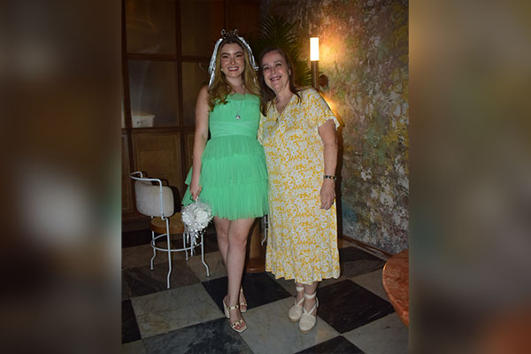 Posterior a la ceremonia religiosa en la Catedral Basílica Menor de Santa Marta, se ofrecerá una elegante recepción en el Club Santa Marta.  En la fotografía, Ana María, con su tía Rosa Paulina Vives Lacouture.