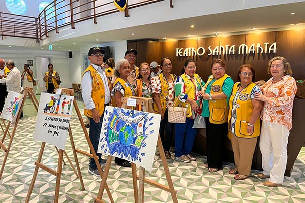 Representantes del club de Leones presentes en el Festival Nacional e Internacional del Mar, apoyando el concurso del Cartel de La Paz. Representantes del club de Leones presentes en el Festival Nacional e Internacional del Mar, apoyando el concurso del Cartel de La Paz.