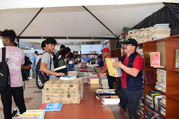 Con la nutrida presencia de estudiantes y visitantes inició la Feria Internacional del Libro las Artes y las Culturas de Santa Marta, FilsMar 2024.