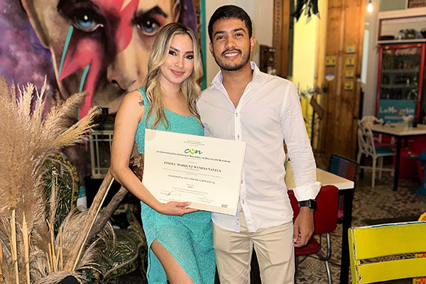 En esta fotografía se ve a Wendy Fiholl y Brailyn Fiholl el hermano de la graduada que estuvo contento con el nuevo logro de la hermana. En esta fotografía se ve a Wendy Fiholl y Brailyn Fiholl el hermano de la graduada que estuvo contento con el nuevo logro de la hermana.