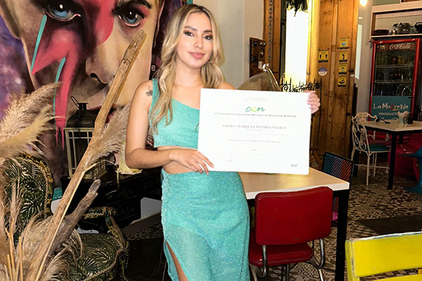 En la fotografía está Wendy Fiholl Márquez con su cartón grado celebrando uno de sus primeros logros.