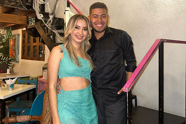 En esta fotografía está Wendy Fiholl con su mejor amigo Juan Mozo De Lima, quien la acompañó en ese día especial. En esta fotografía está Wendy Fiholl con su mejor amigo Juan Mozo De Lima, quien la acompañó en ese día especial.