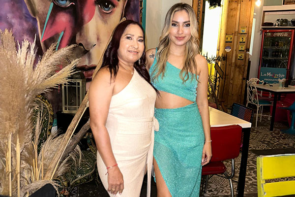 Aquí se puede ver a la graduada con su mamá Patricia Márquez quien la apoyó durante toda esta carrera. Aquí se puede ver a la graduada con su mamá Patricia Márquez quien la apoyó durante toda esta carrera.