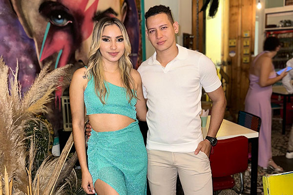 En esta fotografía está Wendy Fiholl con Omar Ramos quien es su amigo y la acompañó en este importante día. En esta fotografía está Wendy Fiholl con Omar Ramos quien es su amigo y la acompañó en este importante día.