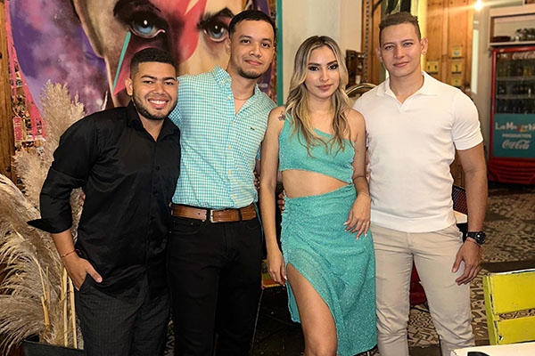 Juan Mozo, Oscar Pita, Wendy Fiholl y Omar Ramos, sus amistades quienes marcaron esta fecha importante para la graduada. Juan Mozo, Oscar Pita, Wendy Fiholl y Omar Ramos, sus amistades quienes marcaron esta fecha importante para la graduada.