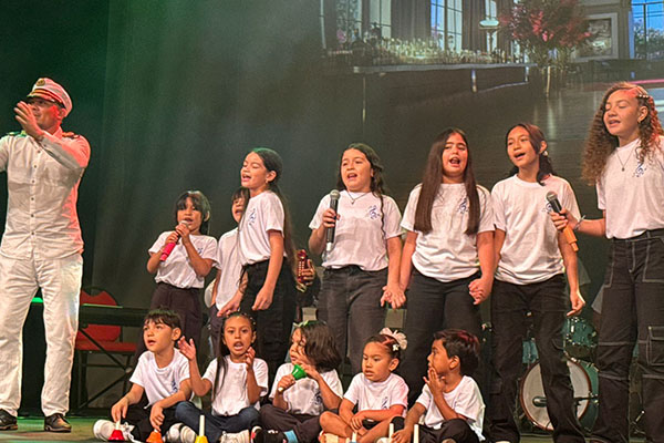 Cada uno de los alumnos contribuyó de manera especial a la obra, ya fuera cantando o tocando un instrumentoCada uno de los alumnos contribuyó de manera especial a la obra, ya fuera cantando o tocando un instrumento