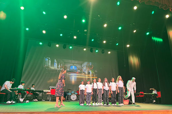 Los asistentes premiaron la dedicación de los jóvenes con una ovación en cada acto, reconociendo la calidad y el entusiasmo que mostraron en cada escena. Los asistentes premiaron la dedicación de los jóvenes con una ovación en cada acto, reconociendo la calidad y el entusiasmo que mostraron en cada escena.