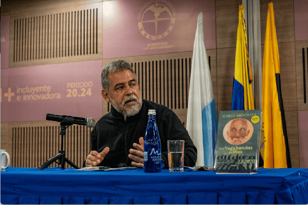 Entre las actividades más destacadas y que deslumbró a los visitantes fue la presencia de Mario Mendoza, uno de los escritores colombianos más representativos en la actualidad. Entre las actividades más destacadas y que deslumbró a los visitantes fue la presencia de Mario Mendoza, uno de los escritores colombianos más representativos en la actualidad.