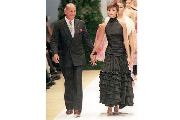 El modisto Oscar de la Renta, hijo de españoles, nacido en Santo Domingo en 1932, figuró a la cabeza de los diseñadores mundiales, Detrás de su marca, muy cotizada en los Estados Unidos, están el tesón y la creatividad del empresario y del artista aunados para sostener el triunfo de su gran imperio. El modisto Oscar de la Renta, hijo de españoles, nacido en Santo Domingo en 1932, figuró a la cabeza de los diseñadores mundiales, Detrás de su marca, muy cotizada en los Estados Unidos, están el tesón y la creatividad del empresario y del artista aunados para sostener el triunfo de su gran imperio.