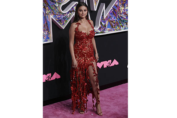 La actriz y cantante Selena Gómez luce una creación de inspiración floral de Óscar de la Renta en la entrega de los MTV Video Music Awards de 2023. (Foto EFE/EPA/Sarah Yenesel) La actriz y cantante Selena Gómez luce una creación de inspiración floral de Óscar de la Renta en la entrega de los MTV Video Music Awards de 2023. (Foto EFE/EPA/Sarah Yenesel)