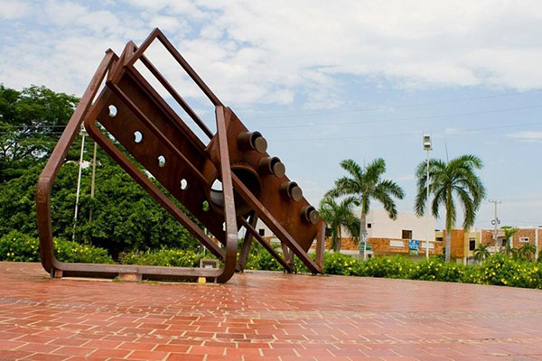 Monumento 'Pedazo de Acordeón' en homenaje a Alejo Durán que se instaló en Valledupar en el año 1991
