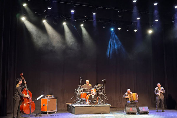 El cuarteto Mikaël Hyla ofreció un concierto con una mezcla de ritmos europeos y latinoamericanos como el latín jazz, la cumbia y el vals. El cuarteto Mikaël Hyla ofreció un concierto con una mezcla de ritmos europeos y latinoamericanos como el latín jazz, la cumbia y el vals.