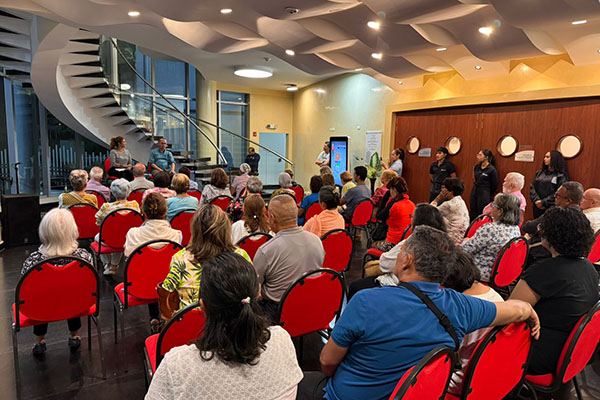 conversatorio ‘El ingreso del acordeón a Santa Marta’, dirigido por el historiador Joaquín Viloria de la Hoz, quien ofreció una enriquecedora charla sobre la llegada de este instrumento al Caribe colombiano.