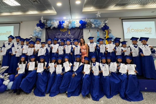 La corte de graduados de básica primaria y transición del Colegio Cajamag.