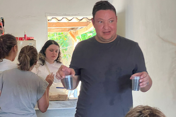 Carlos Alberto Succar Vives, compartió con alegría este espacio navideño con los niños de la fundación. Carlos Alberto Succar Vives, compartió con alegría este espacio navideño con los niños de la fundación.