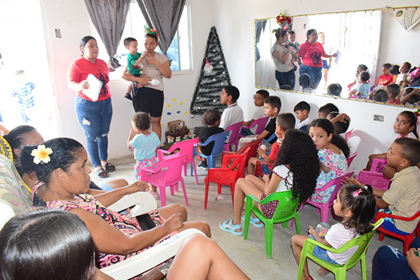 Los niños de la fundación ‘Pepe’ Vives De Andréis en el barrio Los Fundadores, recibieron un desayuno navideño, que incluía además la entrega de regalo Los niños de la fundación ‘Pepe’ Vives De Andréis en el barrio Los Fundadores, recibieron un desayuno navideño, que incluía además la entrega de regalo