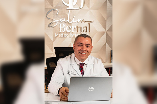 El médico Salim Bernal, resaltó la labor de los que comparten su profesión ya que se encuentran en constante búsqueda de nuevas terapias, tecnologías y conocimientos para enfrentar los desafíos que plantea la salud.
