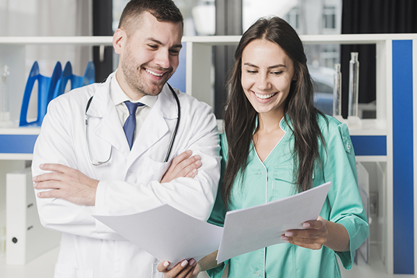 La participación de mujeres en la profesión médica ha aumentado considerablemente en los últimos años. Actualmente, el 48.63% de los médicos en Colombia son mujeres.