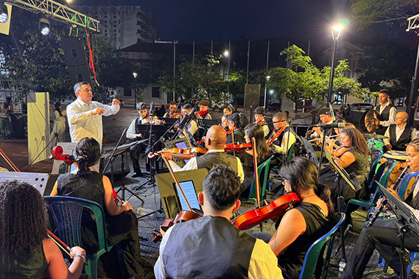 La Filarmónica cautivó al público con interpretaciones de piezas clásicas como Danza Eslava y Máquina de Escribir, junto a obras tradicionales colombianas.