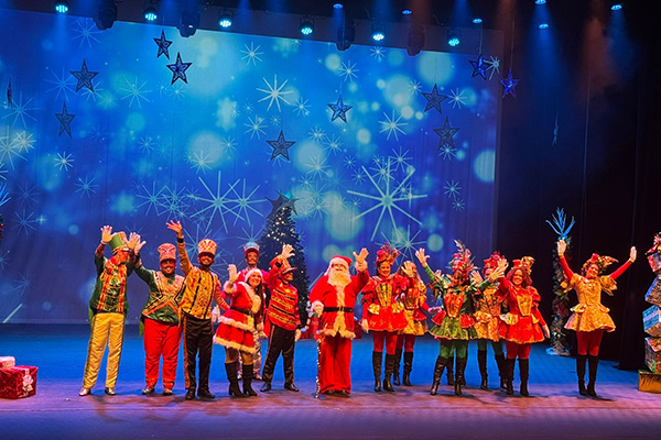 En la sala del Teatro Cajamag los asistentes disfrutaron de puestas en escena de los personajes típicos de la Navidad, como el cascanueces, Papá Noel, duendes entre otros. 