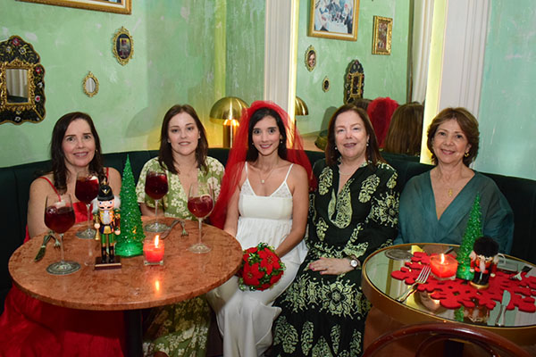 En la despedida de soltera, en Casa Magdalena, Ana Camila aparece en la gráfica con Luz Marina, Estela, Ana Beatriz y Silvia Rosa Vives Lacouture.