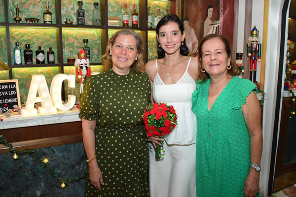 Alicia y Margarita Vives Lacouture, con su sobrina, Ana Camila Hernández Vives, quien contrae matrimonio con Osvaldo Socarras, en los próximos días.