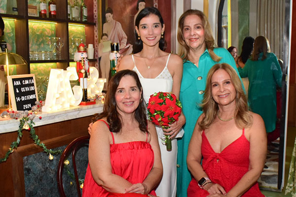 Ana Camila con su madre Luz Marina Vives de Hernández, María Cecilia y Beatriz Eugenia Vives Gutiérrez. 