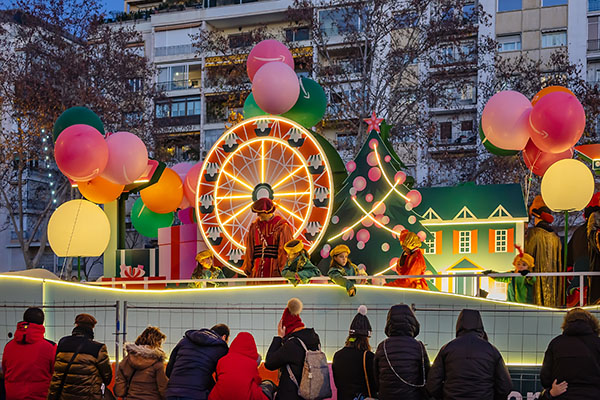 la Navidad en España no termina hasta el 6 de enero, fecha mágica en la que llegan los Reyes Magos. Sin embargo, el día de antes, el 5 de enero, se celebra la Cabalgata de sus Majestades.