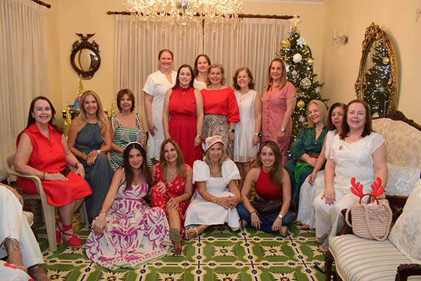 Rosa Paulina, Patricia, Silvia Rosa, Vicky, María Clara, Estela, Alicia, Lucía y Marta Cecilia Vives; Miriam Caballero, Ana Rosa González, Ana Beatriz Vives. Sentados María Beatriz, Beatriz Eugenia, María Teresa y Verónica Vives. 