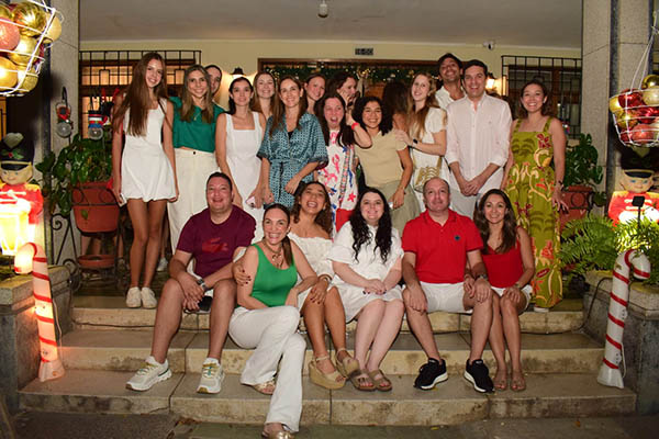 María Ángelica Vives, Erica Reyes, Antonio José Miranda, Ana Camila Hernández, Ana María Succar, Rosa Margarita Vives, Margarita Rosa y Manuela Monrroy, Carolina Campo, Alfonso González Miranda, Luis Ramiro Quintero, María Alejandra Suarez. Sentados, Carlos Alberto Succar, Silvia Quintero, María Constanza González, Lucia Bateman, Rodolfo Succar y Pily Riaño. 