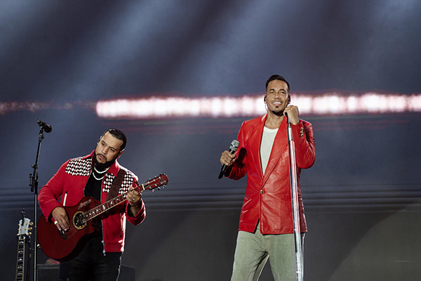 Fotografía cedida por Joel Garcia que muestra el grupo Aventura a EFE, liderado por Romeo Santos (d), cantando la noche de este viernes sus éxitos en un nostálgico concierto a casa llena en el Estado Olímpico, para poner fin a su gira de despedida ‘Cerrando ciclos’, en Santo Domingo (República Dominicana).