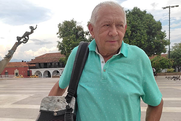 El recuerdo de estar en la plaza Alfonso López, llenó de nostalgia a Emiliano Zuleta. Foto Juan Rincón Vanegas