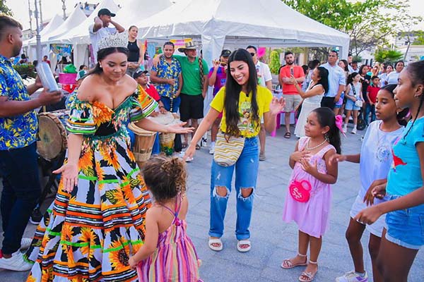 Zulay Ariza, reina Central y María de los Ángeles Fernández, gestora Social de Ciénaga, compartieron con los asistentes a la feria de emprendimiento. 