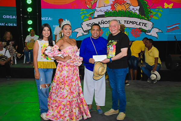 Luis Fernández Quinto, alcalde Ciénaga; María De Los Ángeles Fernández, gestora Social del Municipio; Zulay Ariza, reina central del Festival Nacional del Caimán Cienaguero, y uno de los ganadores del concurso de baile folclórico Popular Y Proyección. Luis Fernández Quinto, alcalde Ciénaga; María De Los Ángeles Fernández, gestora Social del Municipio; Zulay Ariza, reina central del Festival Nacional del Caimán Cienaguero, y uno de los ganadores del concurso de baile folclórico Popular Y Proyección.