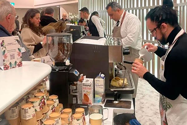 El café de origen de Colombia se presenta en dos estaciones ubicadas estratégicamente dentro del salón principal del Centro de Convenciones.