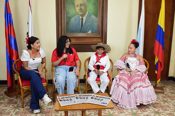 Stifany Del Mar Manjarrés Egea, directora de la fundación Pescaíto Dorado; Nicole Lucia Zagarra Cuello y Alessandro Prada Manjarrés, reyes infantiles del Carnaval del Sur de Santa Marta y Karoll Torres, periodista de EL INFORMADOR. 