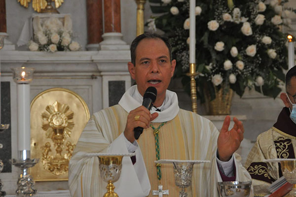 Monseñor presidiendo una eucaristía en la Catedral Basílica de Santa Marta. Monseñor presidiendo una eucaristía en la Catedral Basílica de Santa Marta.