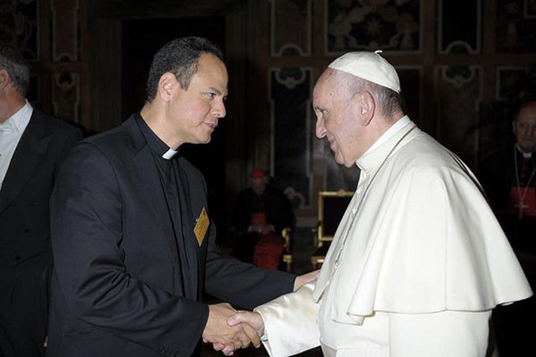El Papa Francisco y Monseñor José Mario Bacci Trespalacios, obispo de la de Diócesis de Santa Marta. El Papa Francisco y Monseñor José Mario Bacci Trespalacios, obispo de la de Diócesis de Santa Marta.