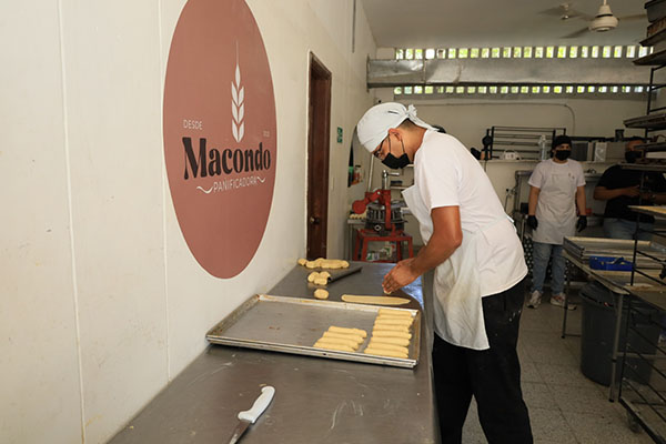 El proceso de fabricación de los panes es completamente artesanal. El proceso de fabricación de los panes es completamente artesanal.