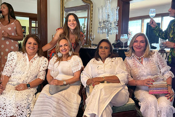 De izquierda a derecha, Carmiña González, Amira Arrieta, Doris Romero y Liliana Cardona, con Clara María.