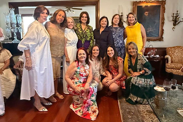 Marina Dávila, Iveth García, Lucia Vives de Ortiz, Belén Zambrano, Vicky De Andréis, Rosa Elena González, Ana Beatriz Vives de Succar, Cecilia Vives Lacouture, Estela Vives Lacouture, Clara María y María Margarita Villaquirán de Vives. Marina Dávila, Iveth García, Lucia Vives de Ortiz, Belén Zambrano, Vicky De Andréis, Rosa Elena González, Ana Beatriz Vives de Succar, Cecilia Vives Lacouture, Estela Vives Lacouture, Clara María y María Margarita Villaquirán de Vives.