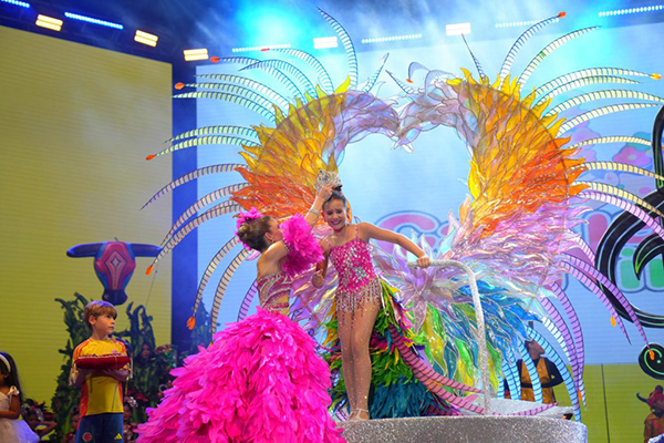 Coronación de Victoria Ceballos Cure, como nueva reina de los Niños del Carnaval de Barranquilla. 