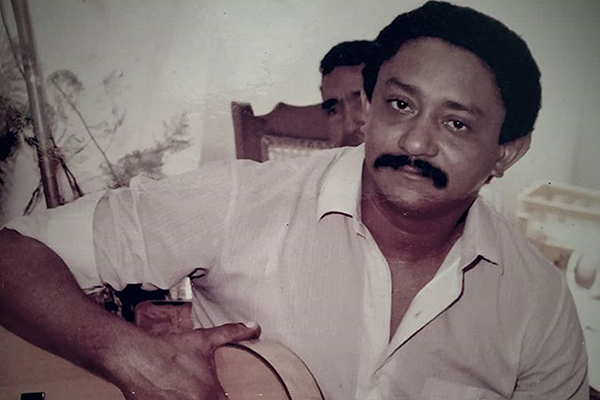 Hernando Marín al lado de su guitarra, logró llevar bellos mensajes cantados al mundo vallenato Hernando Marín al lado de su guitarra, logró llevar bellos mensajes cantados al mundo vallenato