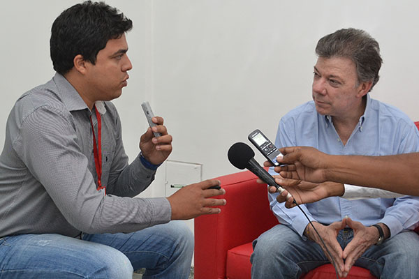 Otilio López entrevistando al expresidente Juan Manuel Santos, en uno de sus trabajos para EL INFORMADOR. 