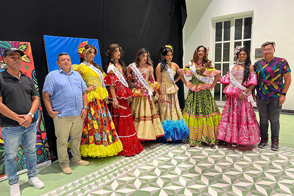Dario Linero, secretario de Cultura de Santa Marta en compañía de las candidatas al Carnaval Diverso, Sharpey Evans, Barrio Pescaito; Priscila Méndez Vega, Santa Cruz; Isabella Shanell Dhotson Donado, El Rodadero; Gabriela de la Vega Cadavid, Gaira; Sofía Braniga Olivero, Villa del Carmen.